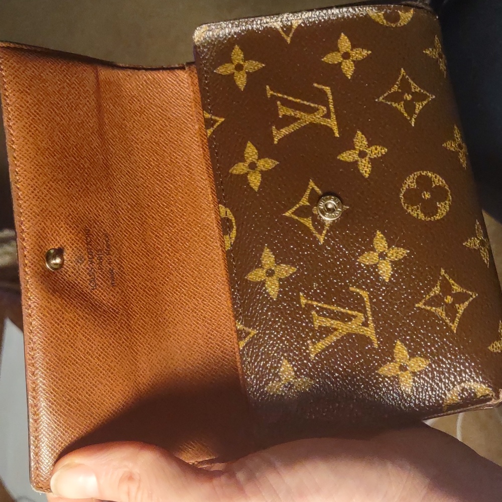 Authentic Louis Vuitton Passport Snap mono wallet